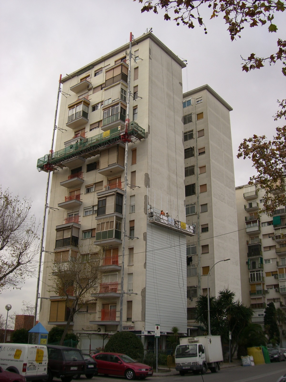 edifici_blanc_treball_vertical