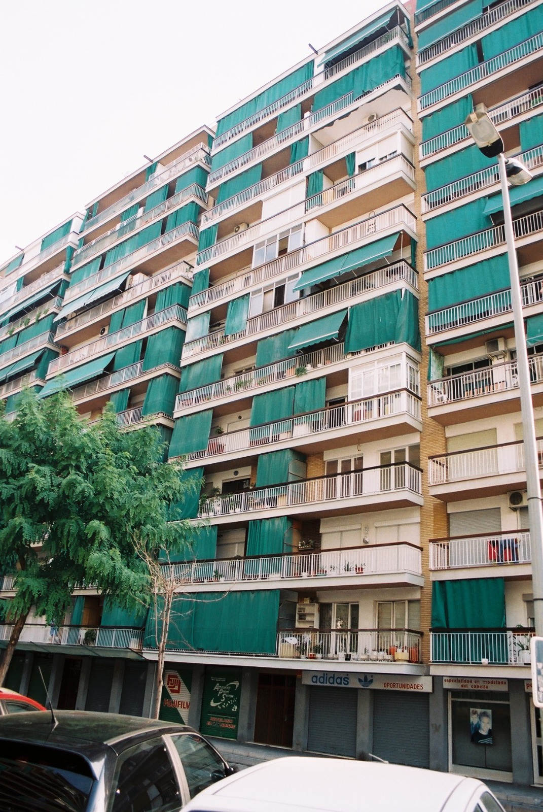 edifici_marro_toldos_verds